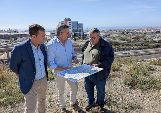 El Diputado nacional por el PSOE de Almería revisa unos mapas junto a Manolo García y Rafael Torres.