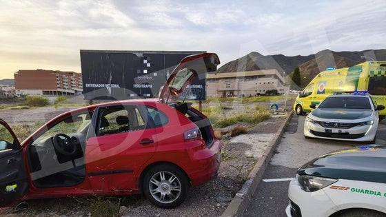Una persecución de película acaba con la conductora en el calabozo y un agente en la enfermería