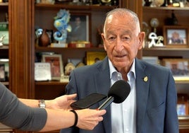 Gabriel Amat comparece en su despacho ante el apagón de este lunes.