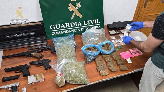 Armas, cartuchos y 700 plantas de marihuana: dos detenidos en las 200 Viviendas de Roquetas
