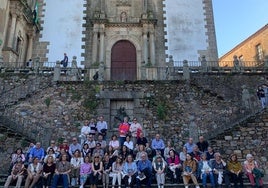 Foto de familia en uno de los recorridos literarios por el país.