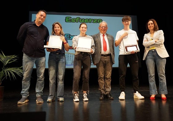 Los dos alumnos fueron galardonados con una placa por el IES La Puebla y el Ayuntamiento de Vícar.