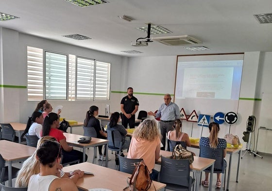 Un grupo de mujeres asiste a formación en el municipio.