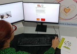 Una vecina del municipio vicario realiza un cuestionario.