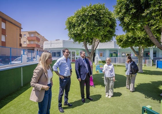 El delegado de Educación y la concejala del Ayuntamiento de Roquetas visitan el centro infantil.