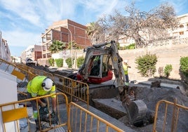 Los trabajos de saneamiento en una de las calles de Roquetas.