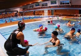 Una de las piscinas de la localidad roquetera donde se imparten clases para las familias.