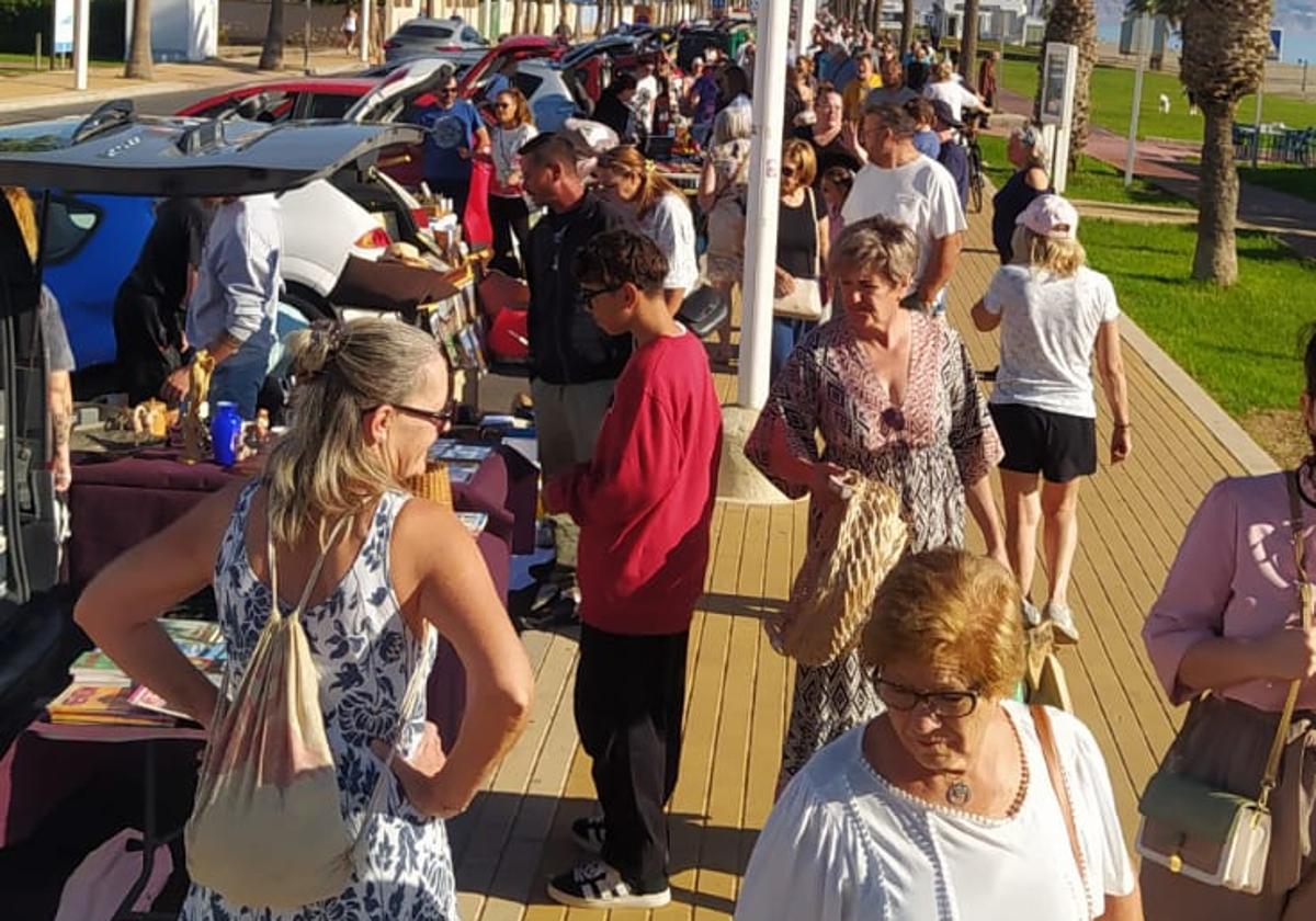 Un mercadillo para ayudar al medio ambiente y a los vecinos de Roquetas