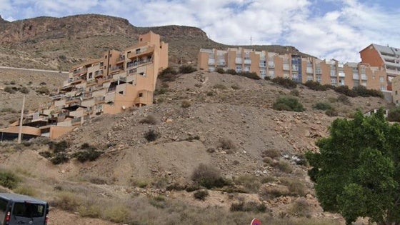 Las viviendas de 53 familias de Aguadulce, en el limbo tras quedar el edificio en manos del 'banco malo'