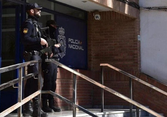 Agentes de la Policía Nacional a la entrada de una comisaría.