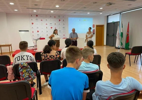 Jóvenes atienden a las explicaciones de las ponentes sobre internet.