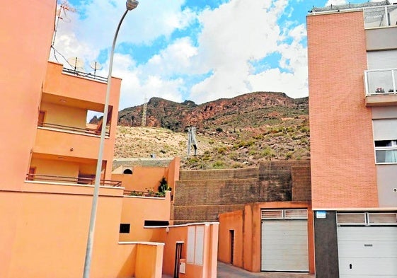 Imagen del acceso al edificio desde la calle Catania.