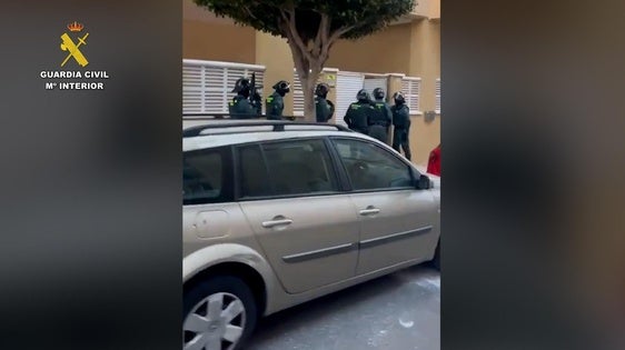 Dos detenidos por contar con una plantación de marihuana en su vivienda de Roquetas
