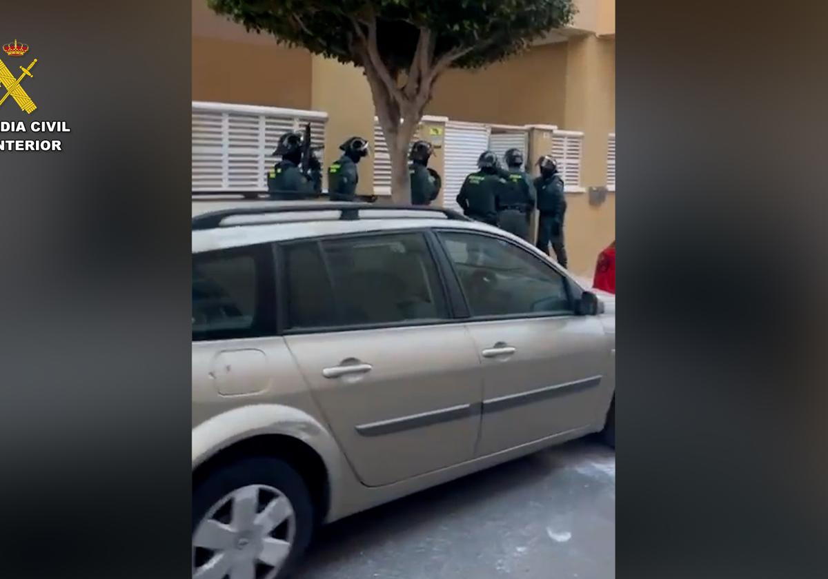 Dos detenidos por contar con una plantación de marihuana en su vivienda de Roquetas