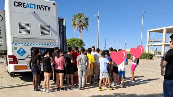 El bus Creactivity llena La Mojonera de actividades para alumnos de Primaria