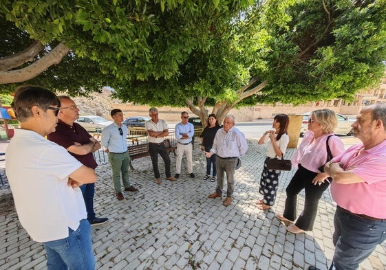 El alcalde de Vícar, Antonio Bonilla, supervisa las obras.