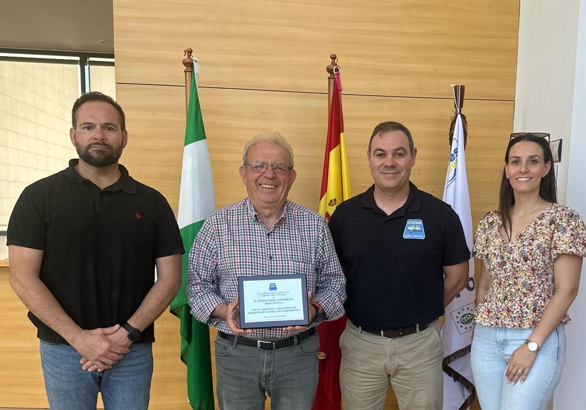 El alcalde del municipio recibe el premio de Educación Vial.