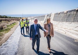 El alcalde de Roquetas de Mar y la concejala de Presidencia visitan unos caminos rurales.