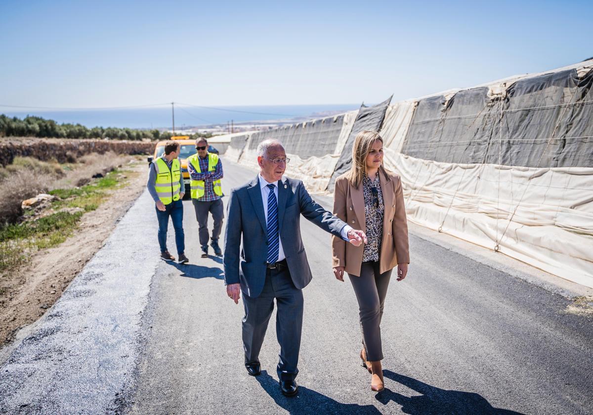 El alcalde de Roquetas de Mar y la concejala de Presidencia visitan unos caminos rurales.