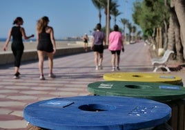 El Consistorio roquetero continúa con los trabajos de mejora y acondicionamiento de las playas.