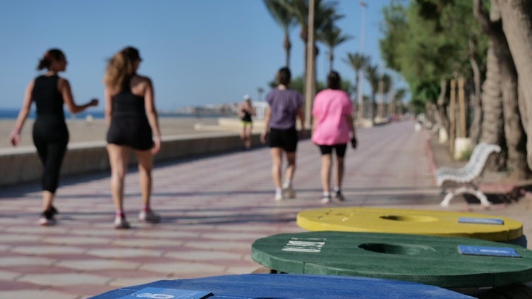 Roquetas refuerza la limpieza de playas con la instalación de 150 contenedores
