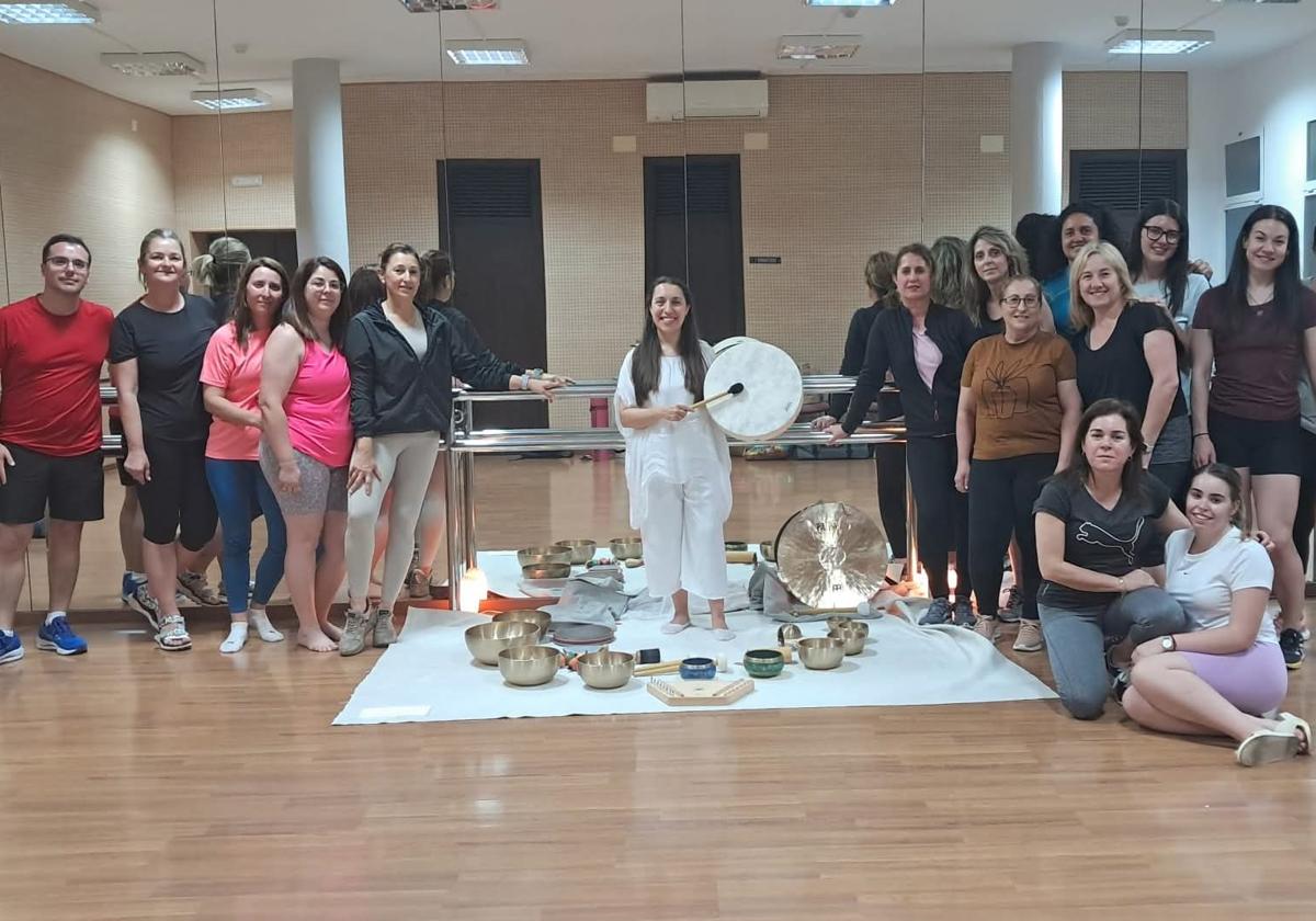 Cuencos tibetanos y exposiciones para clausurar talleres de bolillo y yoga
