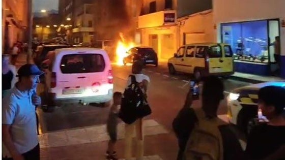 Arde un coche en plena calle en el Parador de las Hortichuelas