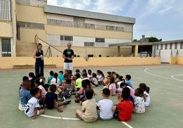 Niños y niñas atienden al tutor y a la concejala de Educación.