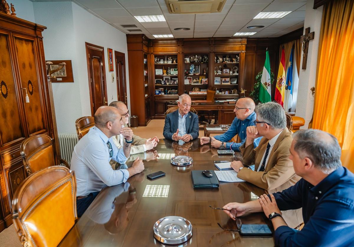 Un encuentro para abordar cuestiones relativas a mejorar el abastecimiento de agua en Roquetas