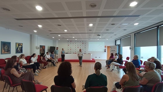 Vícar impulsa la I Mesa de Empleo y Formación del Plan Eracis+ en el municipio