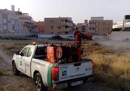 Un vehículo de Athisa Medio Ambiente realiza labores de fumigación en un descampado de Roquetas.
