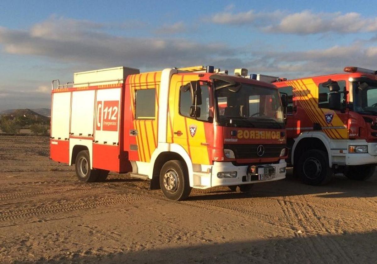 Desalojadas 40 personas tras el incendio en un cuarto de contadores de un edificio en Vícar