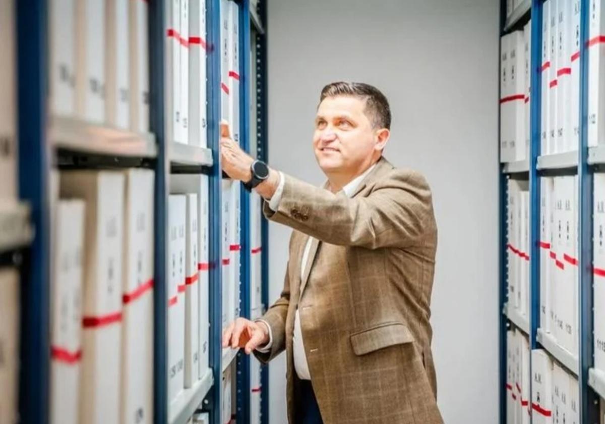 El primer teniente de alcalde, José Juan Rodríguez, supervisa volúmenes en el Ayuntamiento.
