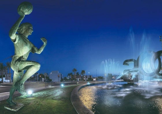 Monumento a los Juegos Mediterráneos del año 2005.