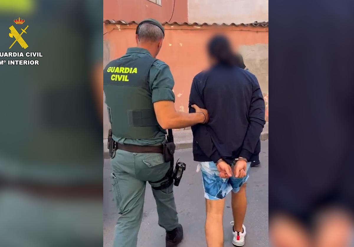 Uno de los detenidos por la venta de drogas en Roquetas.