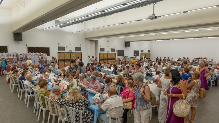 Roquetas acoge a cerca de 250 encajeras de Andalucía Oriental y Murcia