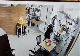 La heroica acción de una camarera permite a la Guardia Civil detener a dos ladrones en Roquetas