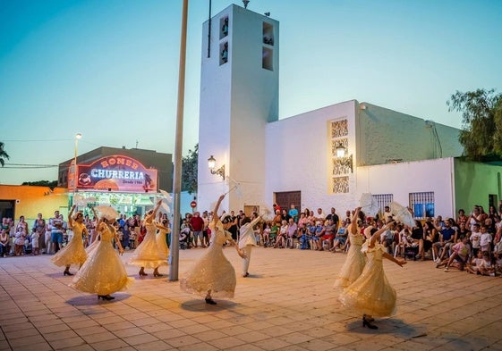 Jóvenes bailando en una de las zonas más concurridas del barrio.