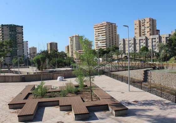 La Rambla cuenta con una zona infantil, pasarelas, árbolado y más de cien aparcamientos.