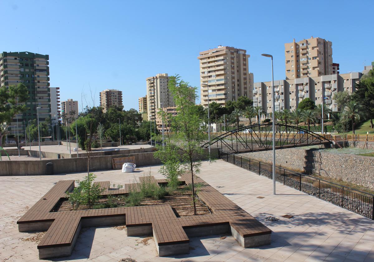 La Rambla cuenta con una zona infantil, pasarelas, árbolado y más de cien aparcamientos.