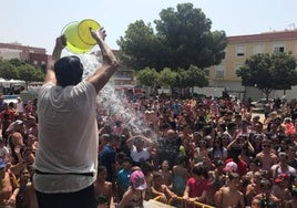 Los festejos reúnen a una gran multitud en la barriada.