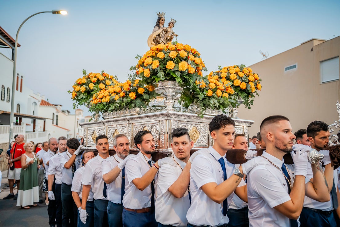 La Virgen del Carmen pasea por Aguadulce