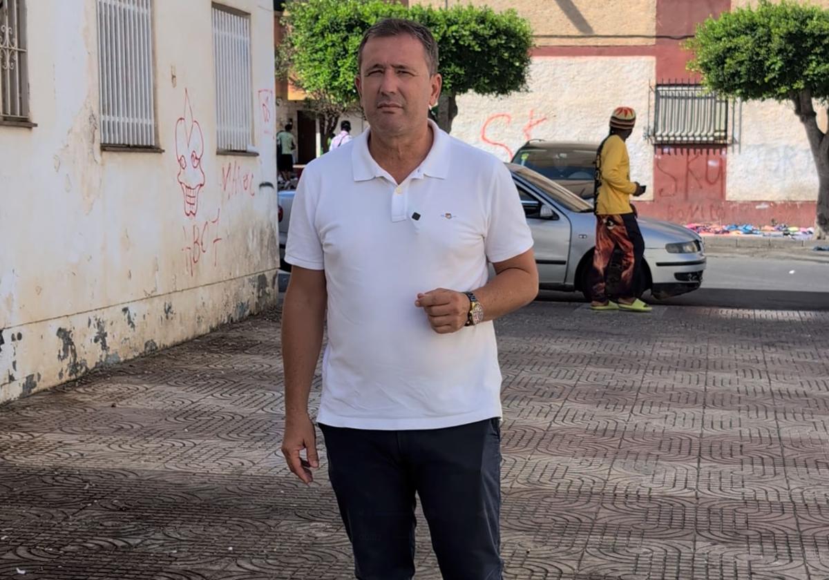 Rafael Torres, concejal de la formación socialista, pasa por el barrio roquetero.