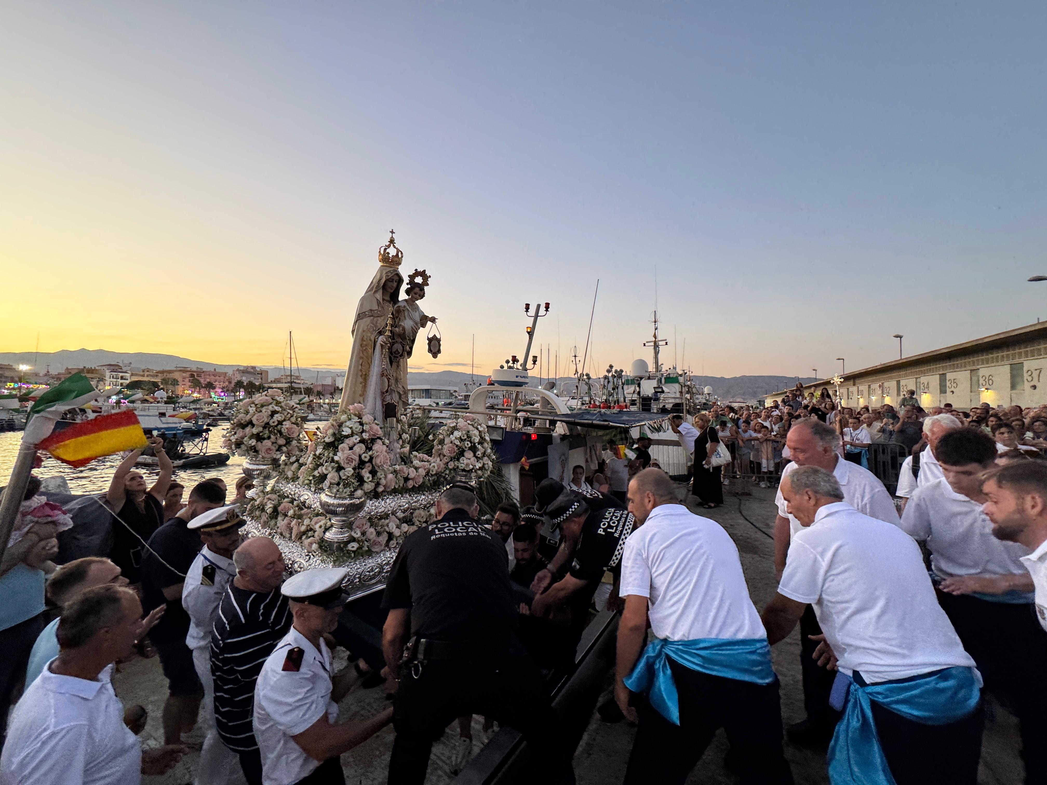La Virgen del Carmen y Santa Ana dicen adiós a las Fiestas del Puerto de Roquetas, en imágenes
