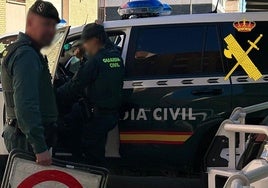 Agentes de la Guardia Civil en un vehículo oficial.
