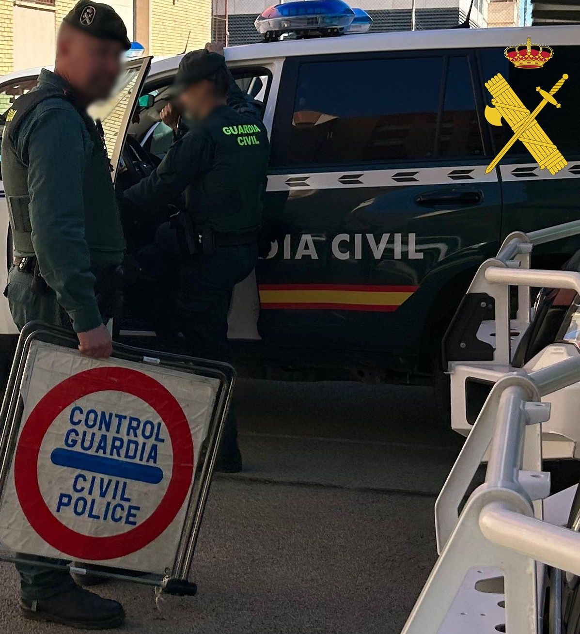 Agentes de la Guardia Civil en un vehículo oficial.