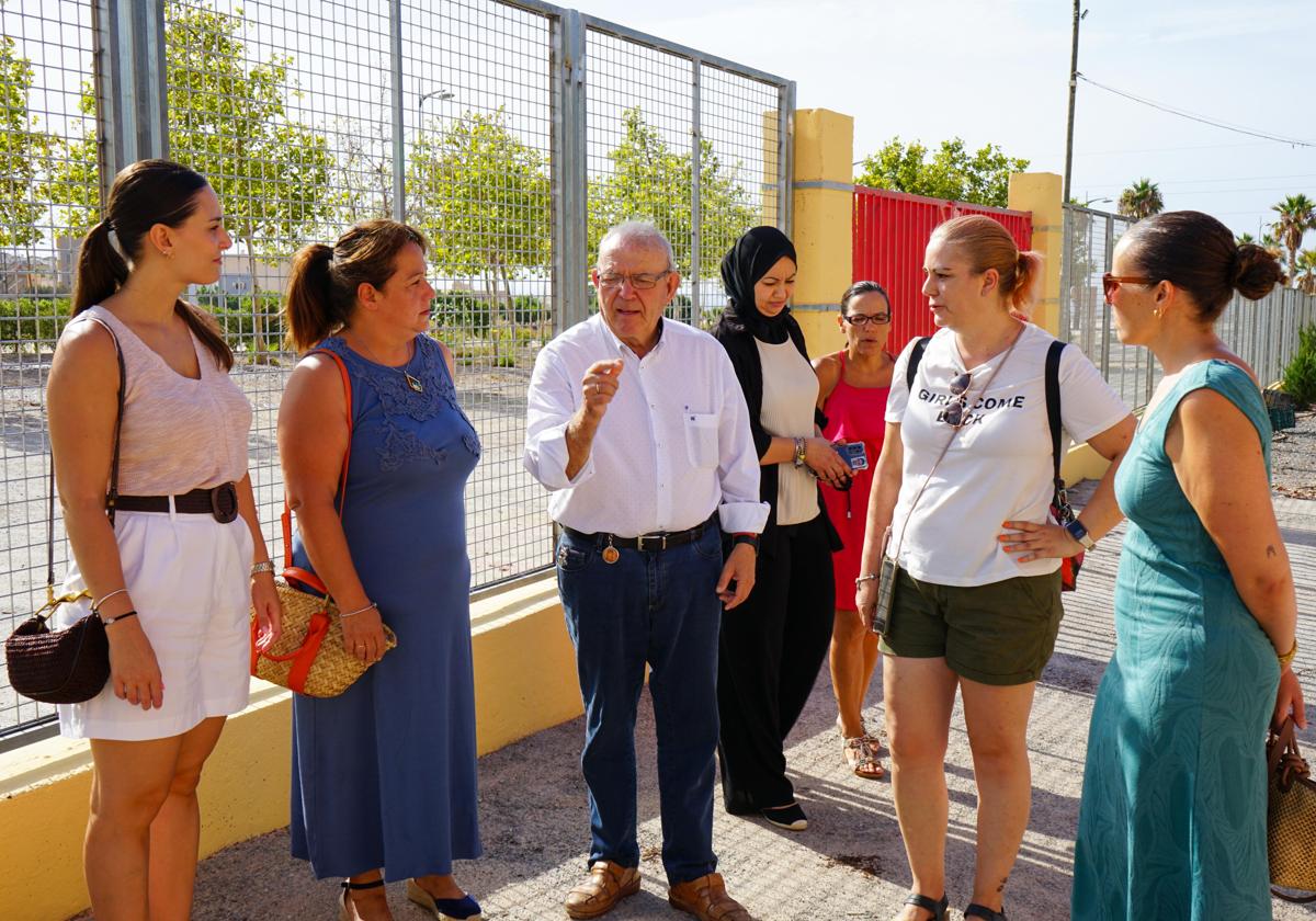 El alcalde del municipio visita el centro educativo.