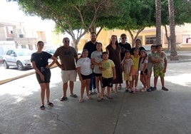 Varias familias se reúnen en la barriada de Las Cimillas para disfrutar de juegos tradicionales.