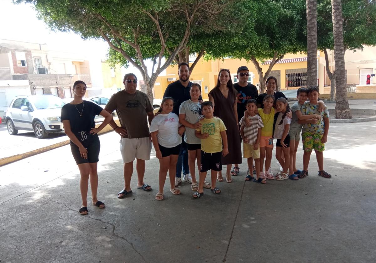 Varias familias se reúnen en la barriada de Las Cimillas para disfrutar de juegos tradicionales.