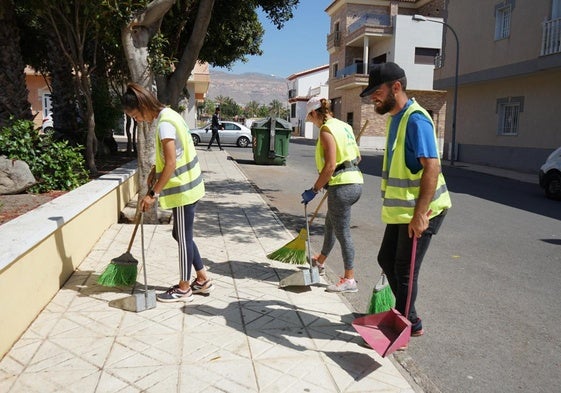 Trabajadores se encargan de la limpieza en el municipio.